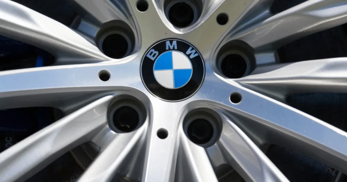8000 munkahely megszüntetését tervezi a BMW
