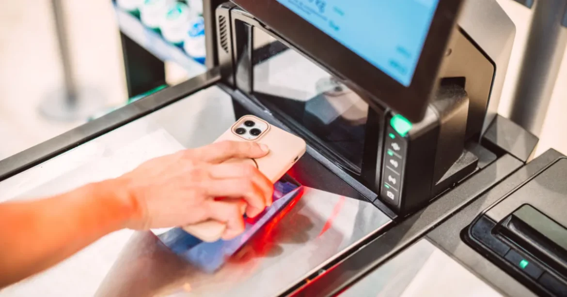 A fiatalok többsége már inkább a mobiljával fizet, mint bankkártyával