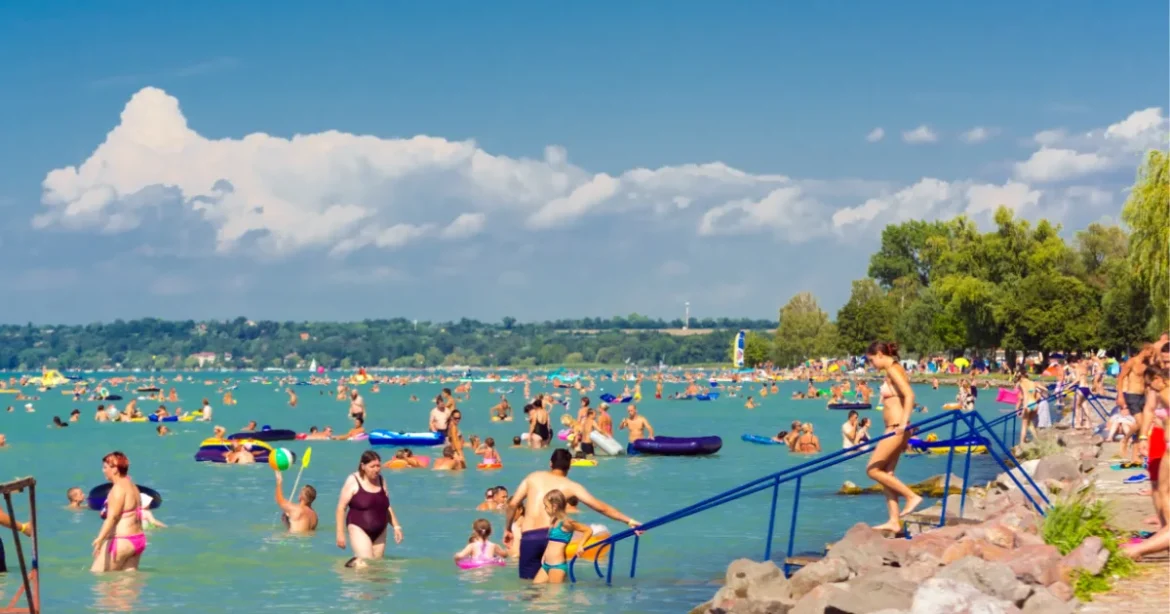 Balaton-parti város sokmilliós pofont kapott: nagyot zuhant a vendégszám