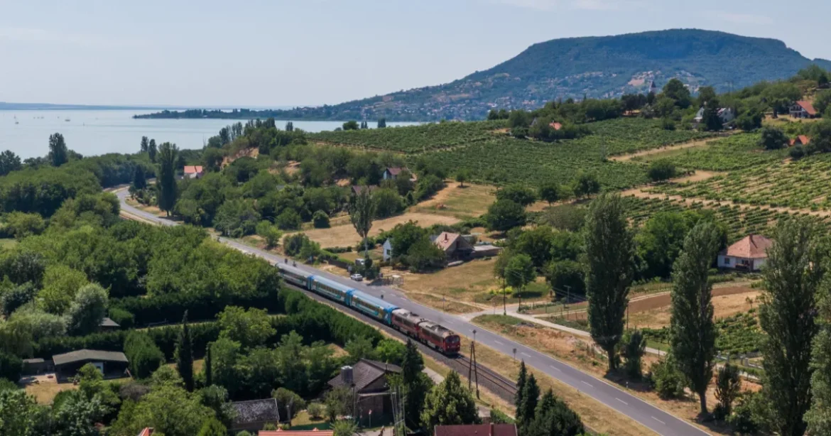 Balatoni vonatozás: hét állomás átalakul, régi épületek tűnnek el