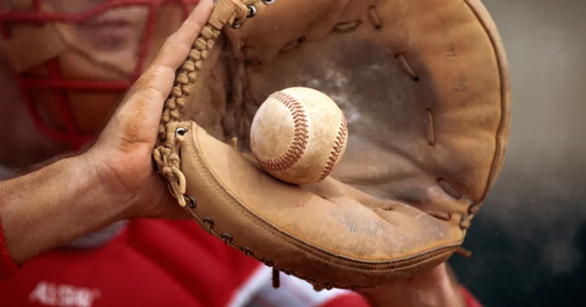 Dráma a pályán: vérző arccal vitték kórházba a baseballsztárt – videó