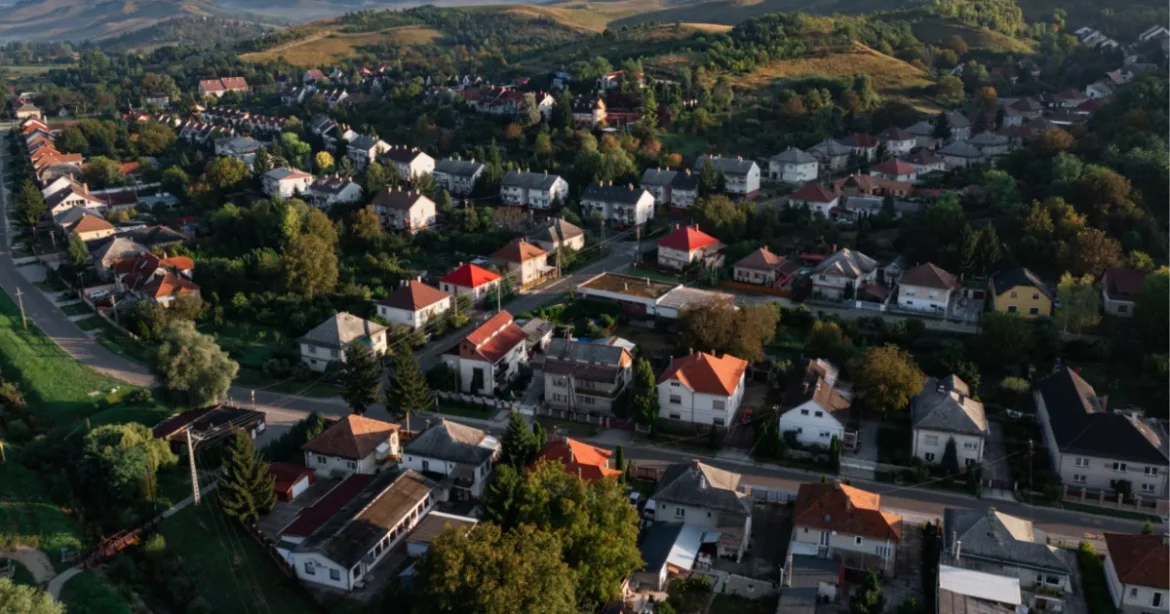 Ilyen ház csapda: alig eladható, idősek pénzét viszi