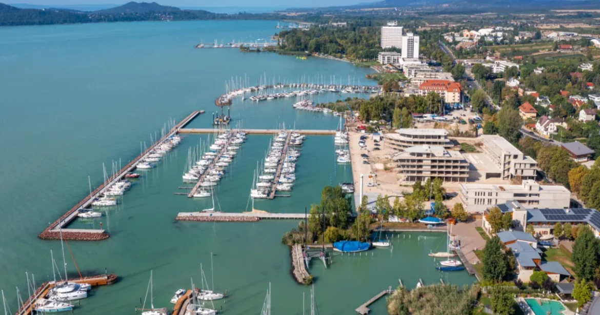 Találgatják, mi épül Siófokon a volt vursli helyén: nem luxuspark és nem Aldi
