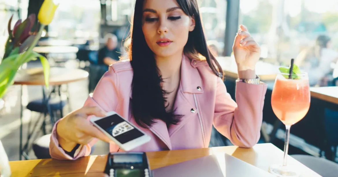 Telefonos fizetés károsítja a fiatalok agyát? Kutatók fájdalmas hatást találtak