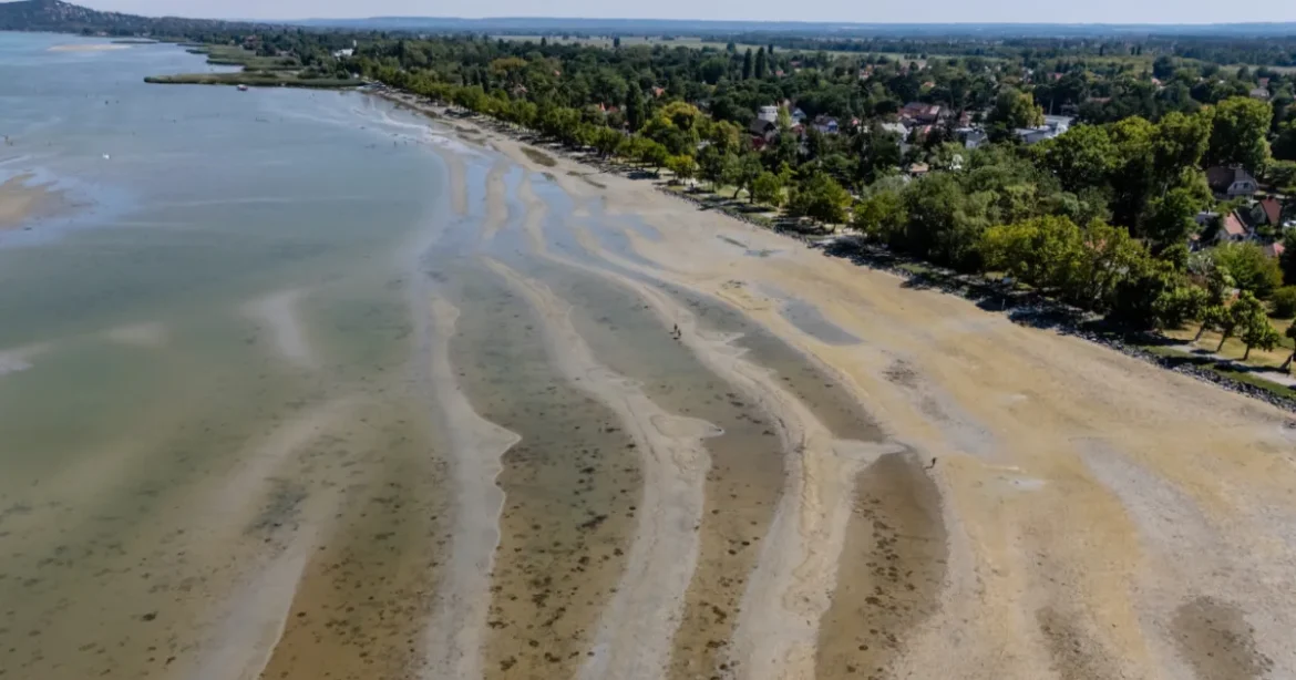 Történelmi mélyponton a Balaton vízállása, a hajózás is akadozik