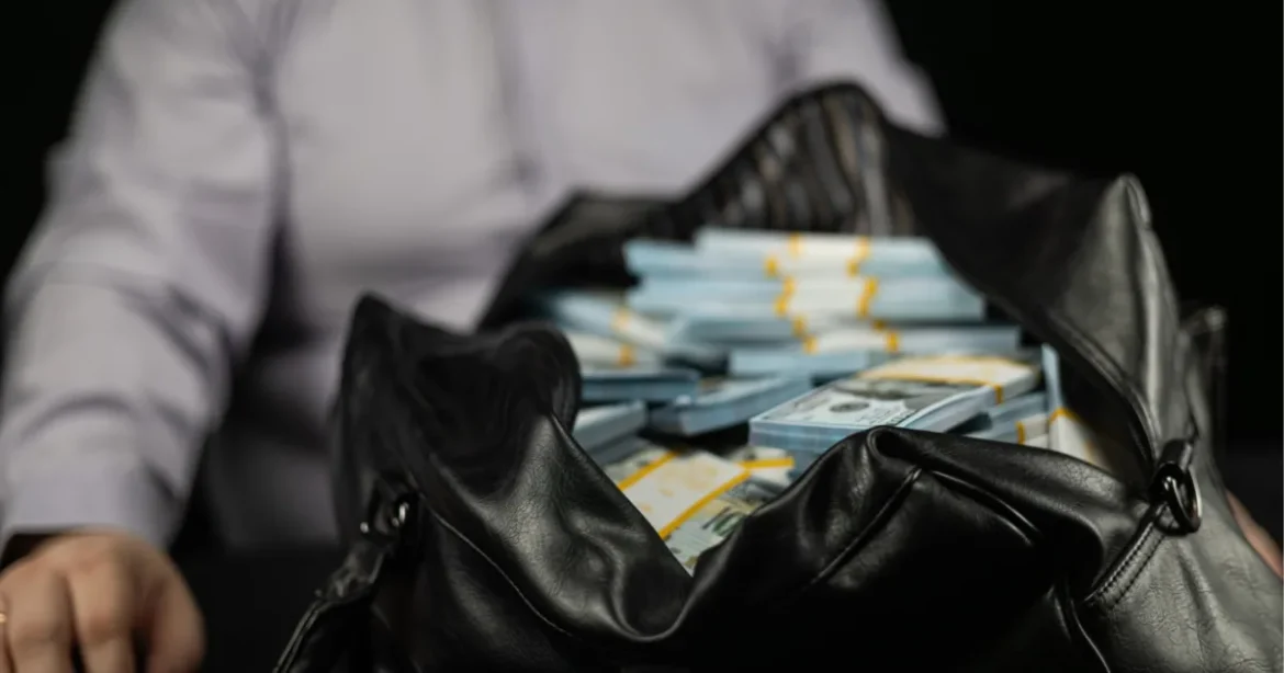 42 milliót talált egy bankautomata tetején: ez a döntés hozta a férfi szerencséjét