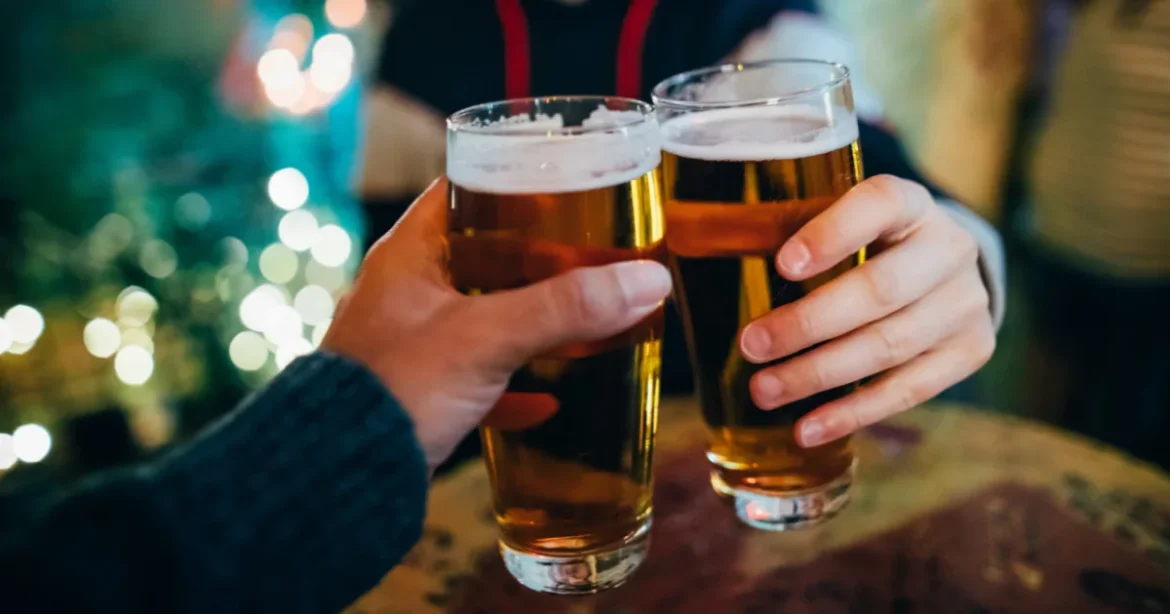 Aggasztó jelenségre figyelmeztet a Heineken: emiatt ürülhetnek ki a sörözők