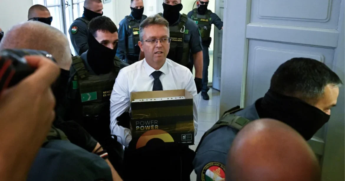 Bilincsben a bíróságon Hankó Balázs: döntés született a volt miniszter ügyében