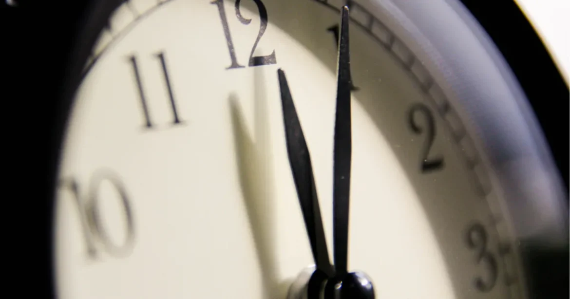 Vasárnap óraátállítás: 2026 őszén erre kell tekerni az órát